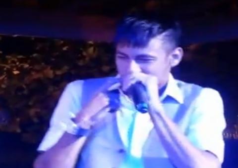Vídeo: Neymar ataca de cantor durante casamento de Ganso